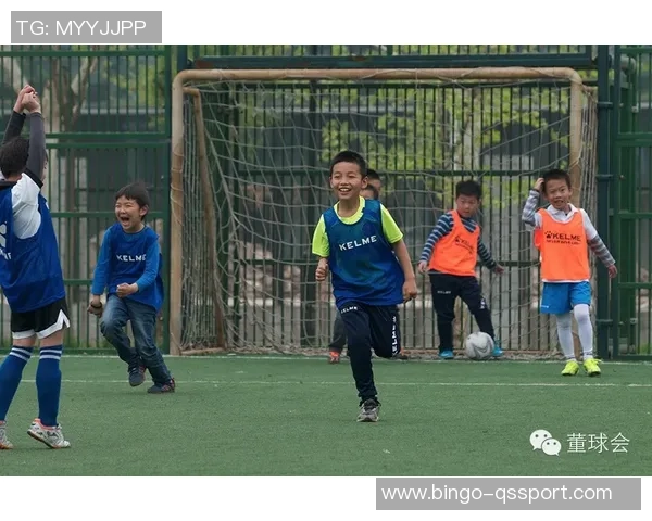 精彩足球瞬间动图集锦让你感受激情与速度的完美结合 精彩足球瞬间动图集锦让你感受激情与速度的完美结合